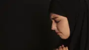 هل لبس السواد على الميت يجذب الملائكة للنار؟ الإفتاء تجيب