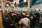 حكم تطويل الإمام في الركوع انتظاراً للمأمومين.. هل يجوز وما ضوابطه؟