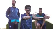أحمد عاطف قطة يشارك في تدريبات بيراميدز بقناع واقي بعد جراحة الأنف