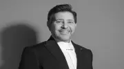 وصول جثمان هاني شاكر إلى القاهرة قادماً من باريس