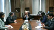 نائب رئيس الوزراء يبحث مع السفير البريطاني تعزيز التعاون في الاستثمار والتعليم والطاقة