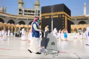 حكم ترك طواف الوداع لعذر أو بدون عذر وهل يلزمه دم؟ أمين الفتوى يجيب