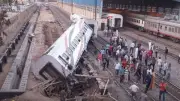 انحراف عربة قطار داخل محطة أسوان دون تأثير على حركة التشغيل