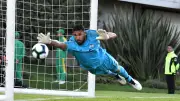 فيديو صادم: حارس بنمي يسجل في مرماه وزميله يتهمه بالتلاعب