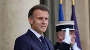 ماكرون يغني 