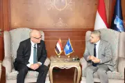 رئيس هيئة قناة السويس يبحث تطوير الخدمات الملاحية مع سفير السويد