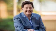 وصول جثمان هاني شاكر إلى القاهرة على متن طائرة مصر للطيران مساء اليوم