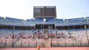 جماهير الأهلي تحتشد في ستاد القاهرة قبل لقاء إنبي في الدوري المصري