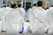 هل ارتداء المخيط للرجال أثناء الحج يفسد الإحرام؟ أمين الفتوى يجيب