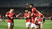 الأهلي يهزم إنبي بثلاثية ويتمسك بأمل الدوري حتى الجولة الأخيرة