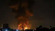 السيطرة على حريق في مستنقعات ميقان بمدينة أراك الإيرانية