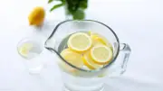 شرب الماء بسرعة: مخاطر خفية وأضرار على الجهاز الهضمي