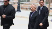 وصول أحمد موسى لصلاة الجنازة على هاني شاكر في مسجد أبو شقة