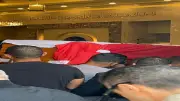 وصول جثمان هاني شاكر ملفوفاً بعلم مصر إلى مسجد أبوشقة استعداداً للجنازة