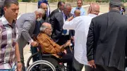 ممدوح عباس يودع هاني شاكر على كرسي متحرك في عزاء الفنان الزملكاوي