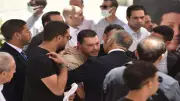 محبو هاني شاكر يودعونه برسائل مؤثرة في جنازة مهيبة