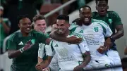 رياض محرز يقود هجوم أهلي جدة ضد الفتح في الدوري السعودي