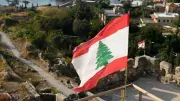 جندي إسرائيلي يضع سيجارة في فم تمثال العذراء جنوب لبنان