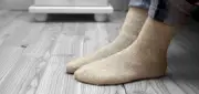 ضوابط المسح على الجورب في الوضوء طوال اليوم.. تحذير من خطأ شائع