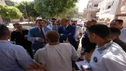 محافظ أسيوط يصطحب مواطناً بسيارته لمعاينة شكواه ميدانياً في القوصية