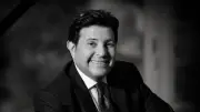 خالد يوسف ينتقد غياب الجماهير عن جنازة هاني شاكر ويصفها بأنها لا تليق بتاريخه