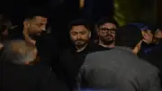 تامر حسني يؤدي واجب العزاء في وفاة هاني شاكر بمسجد أبو شقة