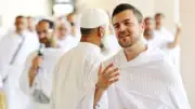 حكم استعمال الدبوس المشبك والمكبس في ملابس إحرام الرجال.. الإفتاء تجيب