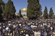 آلاف المصلين يؤدون صلاة الجمعة في الأقصى رغم القيود الإسرائيلية