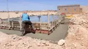 استمرار إنشاء خزانات مياه الأمطار للأسر البدوية جنوب سيدي براني بمطروح