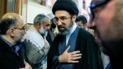 مسؤول إيراني يكشف تفاصيل إصابة مجتبى خامنئي وحالته الصحية