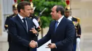 ماكرون يصل الإسكندرية والسيسي في مقدمة مستقبليه في زيارة رسمية