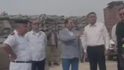 محافظ القليوبية ومدير الأمن يتفقدان موقع حريق مخزن بطاريات بقليوب