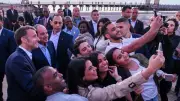 مواطنون يلتقطون صور تذكارية مع السيسي وماكرون على كورنيش الإسكندرية
