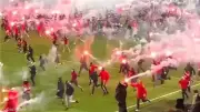 اقتحام مرعب لملعب مباراة سلافيا وسبارتا قبل حسم لقب الدوري التشيكي