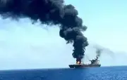 هيئة بحرية بريطانية: إصابة ناقلة بضائع بمقذوف مجهول واندلاع حريق على متنها