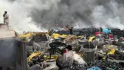 الدفع بلوادر لرفع آثار حريق مخزن بطاريات وكاوتش في قليوب
