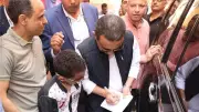 محافظ المنوفية يوقع أوتوجرافاً لطالب ويشجعه على التفوق
