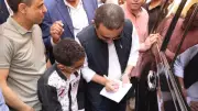 محافظ المنوفية يوقع لطالب في كراسته ويحفزه على التفوق