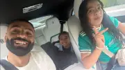 محمد صلاح يتفاعل مع ابنتيه مكة وكيان رغم إصابته العضلية (فيديو وصور)