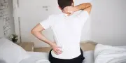 أسباب تفاقم آلام الظهر مع نهاية اليوم وطرق العلاج
