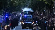 جماهير برشلونة تكسر زجاج حافلة ريال مدريد قبل الكلاسيكو الحاسم
