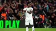 فينيسيوس يرد على جماهير برشلونة بضحكة ساخرة وإشارة إلى ألقاب دوري أبطال أوروبا