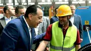 مدبولي يتحاور مع عامل في مصنع كابلات بالوادي للاطمئنان على ظروف العمل