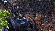 إشارات وسخرية في موكب تتويج برشلونة تشعل غضب ريال مدريد