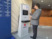 تشغيل ماكينات الخدمة الذاتية لشراء تذاكر المتحف القومي للحضارة