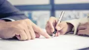 أخطاء في عقود العمل احذرها قبل استلام وظيفة جديدة.. نصائح قبل التوقيع