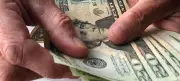 الدولار يتشبث بالاستقرار وأسعار النفط ترتفع مع تصاعد التوترات السياسية