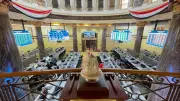 تباين مؤشرات البورصة المصرية بدعم أجنبي وضغوط محلية