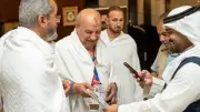 استقبال حافل لأولى رحلات الحج السياحي البري في مكة بالورود والهدايا