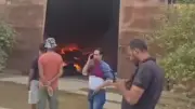 صور حريق مصنع القطن بطهطا.. إصابة عاملين باختناق أثناء الإخماد
